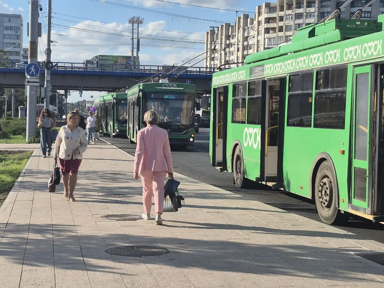 Движение троллейбусов остановилось на участке Красного Пути у остановки «Библиотека им. Пушкина». Подробности уточняются.