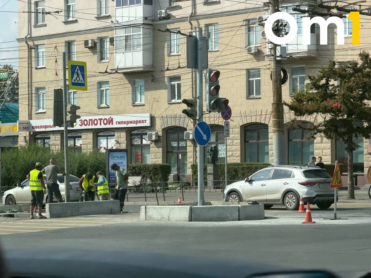 Рабочие увеличивают высоту бордюра и пространство для пешеходов после трагического ДТП на площади.