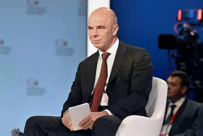 Глава Минфина заявил о гарантированном финансировании бюджета и отсутствии проблем в исполнении обязательств. В начале 2026 года дефицит составил около 6,46 триллиона рублей (примерно 2,8% ВВП).