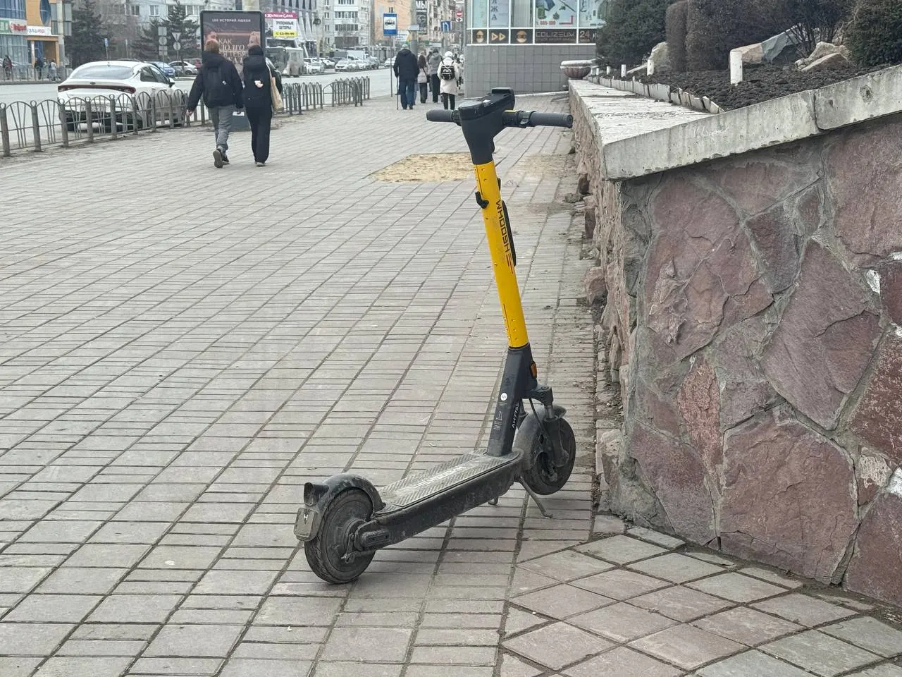 Рассматриваются меры по ограничению парковки прокатных самокатов в центре и на туристических маршрутах, что может повлиять на повседневное передвижение омских жителей.