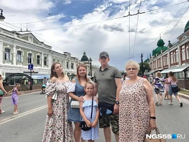Жители Омска поделились впечатлениями о праздновании Дня города — отмечают уличные выступления, семейные прогулки и тёплую атмосферу праздника.