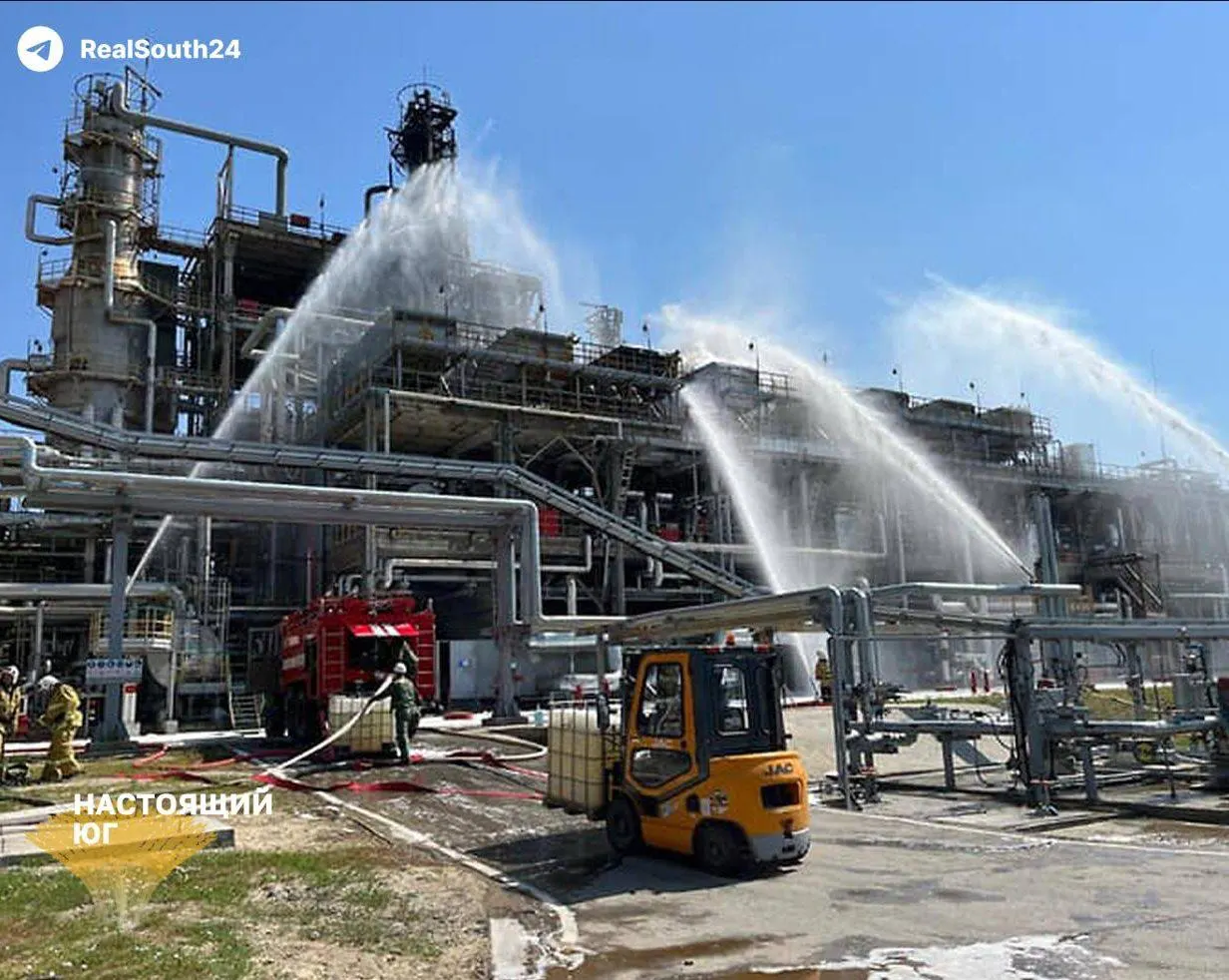 Август стал критическим периодом для нефтепереработки: серия атак на НПЗ привела к снижению выпуска бензина и росту цен на внутреннем рынке.