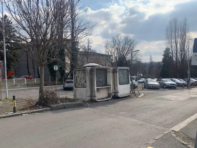 Городская администрация разработала проект положения о размещении торговых павильонов на частной земле; документ готов и проходит оценку регулирующего воздействия. В нём описаны условия подачи заявок, требования к размещению и внешнему виду киосков. Правила вступят в силу 1 сентября.