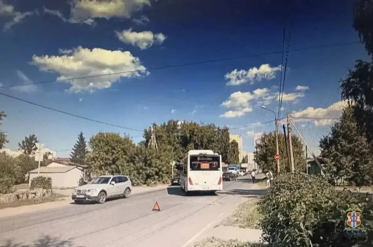 На нерегулируемом перекрёстке Омска столкнулись автобус и легковой автомобиль; пострадала женщина, её госпитализировали.