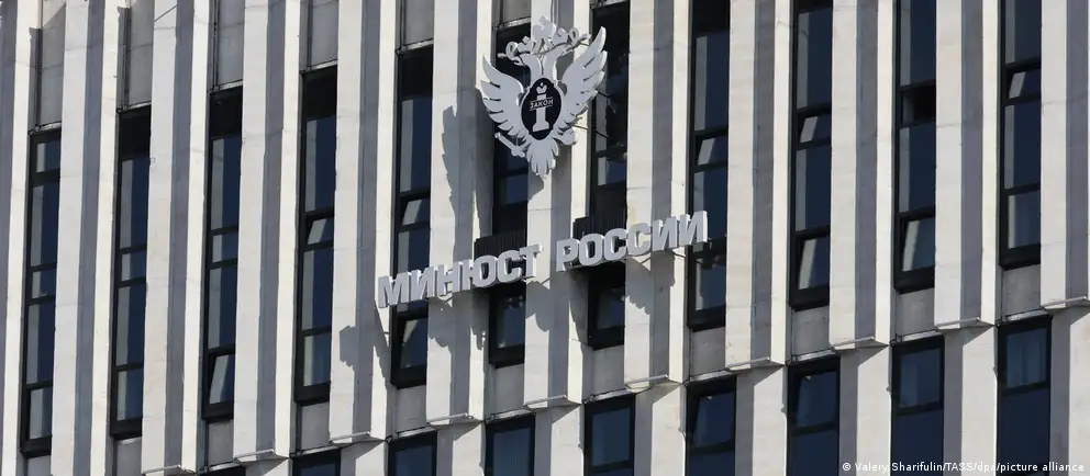 Расширение коснулось зарубежных НКО и проектов, включая Фонд защиты прав человека во главе с Юлией Навальной, а также антивоенные и исследовательские центры.