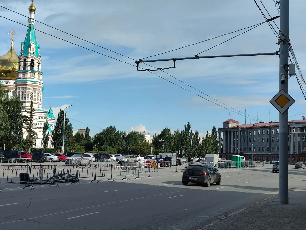 Монтаж сцены завершён; площадь готовится к концерту 28 августа в честь открытия обновлённой набережной Иртыша с крупным фонтаном.