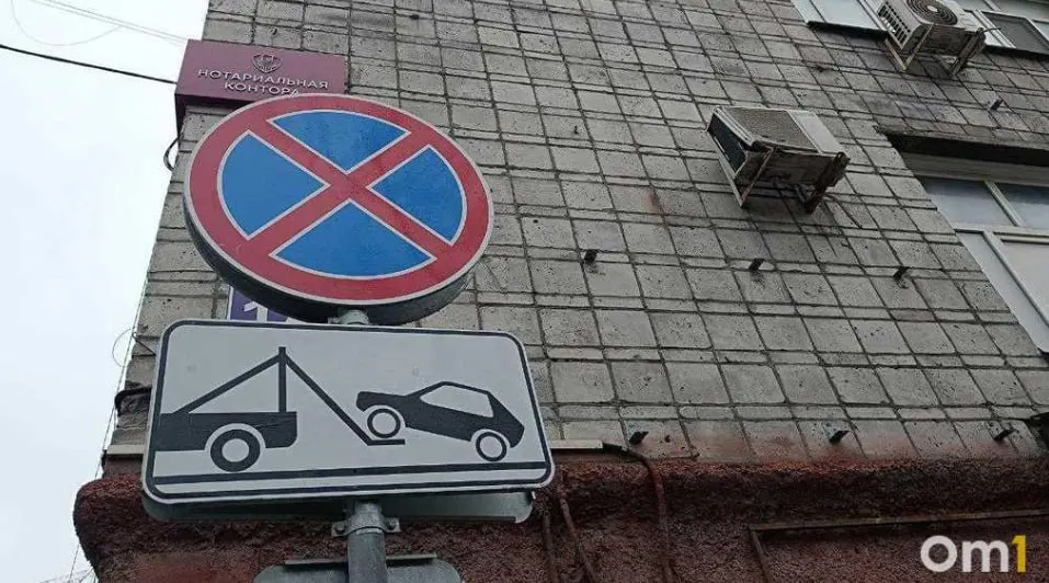 Омск усилит контроль за парковкой на газонах и рядом с детскими и спортивными площадками: за период с 1 апреля по 22 июня 2026 года зафиксировано свыше 4,2 тысячи нарушений, штрафы превысили 7,6 млн рублей.