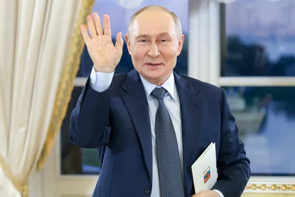 Владимир Путин посетил Улан-Удэ для обсуждения вопросов транспорта. Это пятый визит главы государства в регионе за год, в ходе которого обсуждаются дороги, обновление инфраструктуры и экономическая ситуация в регионах.