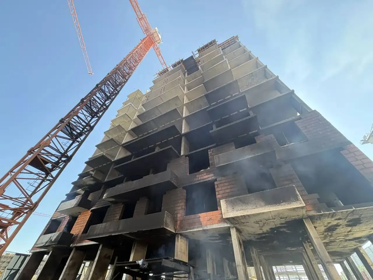 После пожара в омском жилом районе второй пострадавший умер; ещё двоим оказана помощь, четверо остаются в больнице: двое в реанимации и двое в обычном отделении.