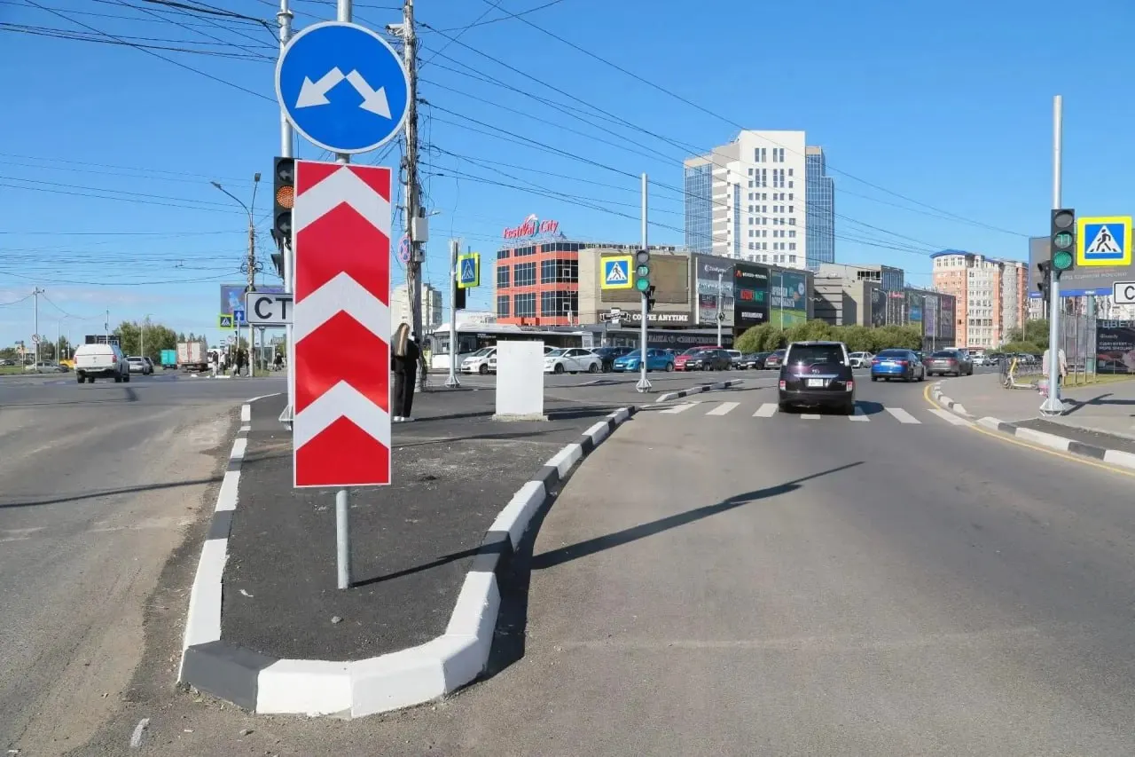 После реконструкции перекрёстка вернули левый поворот от метромоста к «Континенту», добавили два отдельных правых поворота и перенесли остановку. Работы продолжаются, завершение планируется до конца недели.