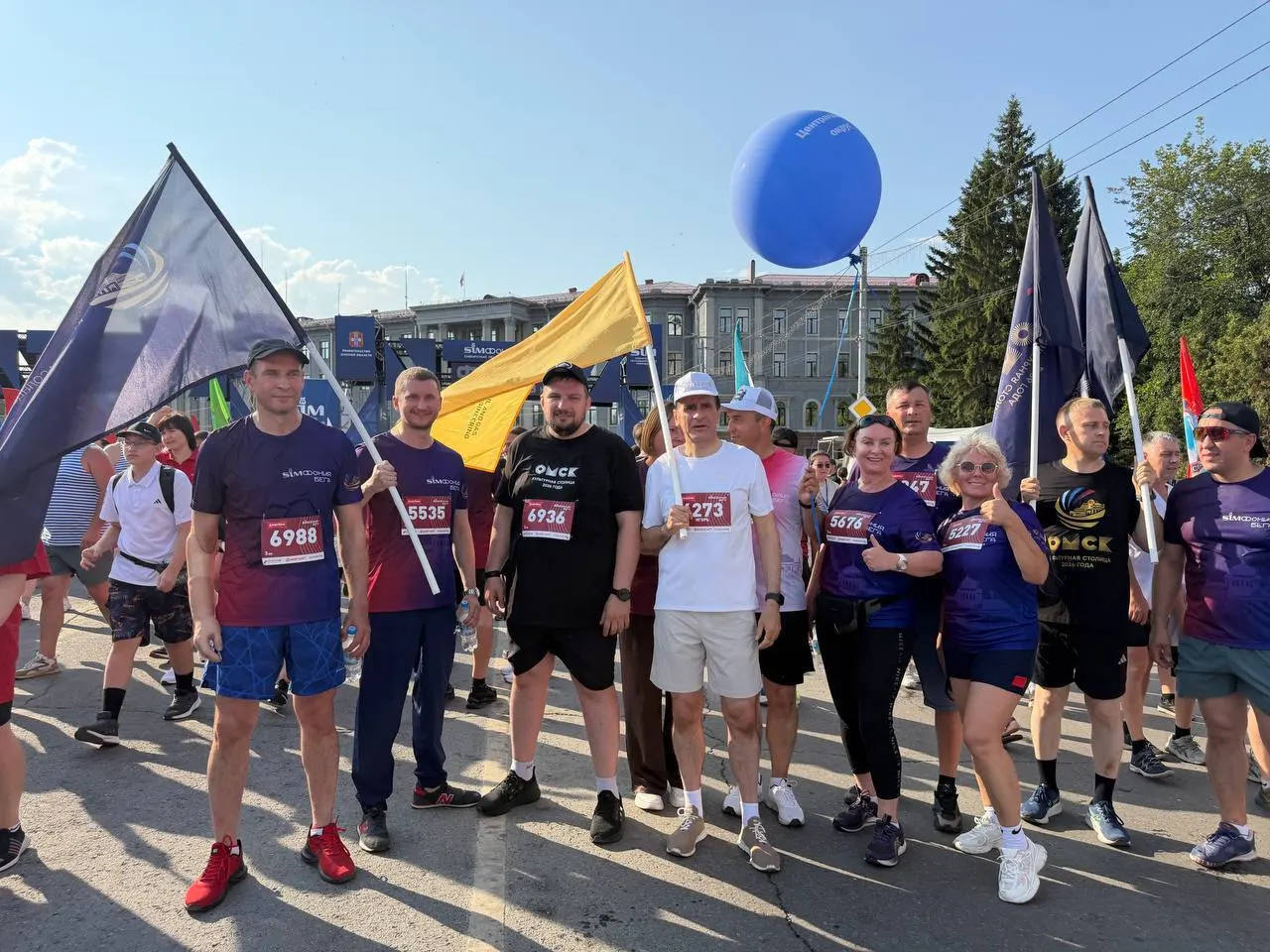 В День Омской области и День города региональные и городские чиновники пробежали вместе с тысячами омичей на 36-м Сибирском международном марафоне.