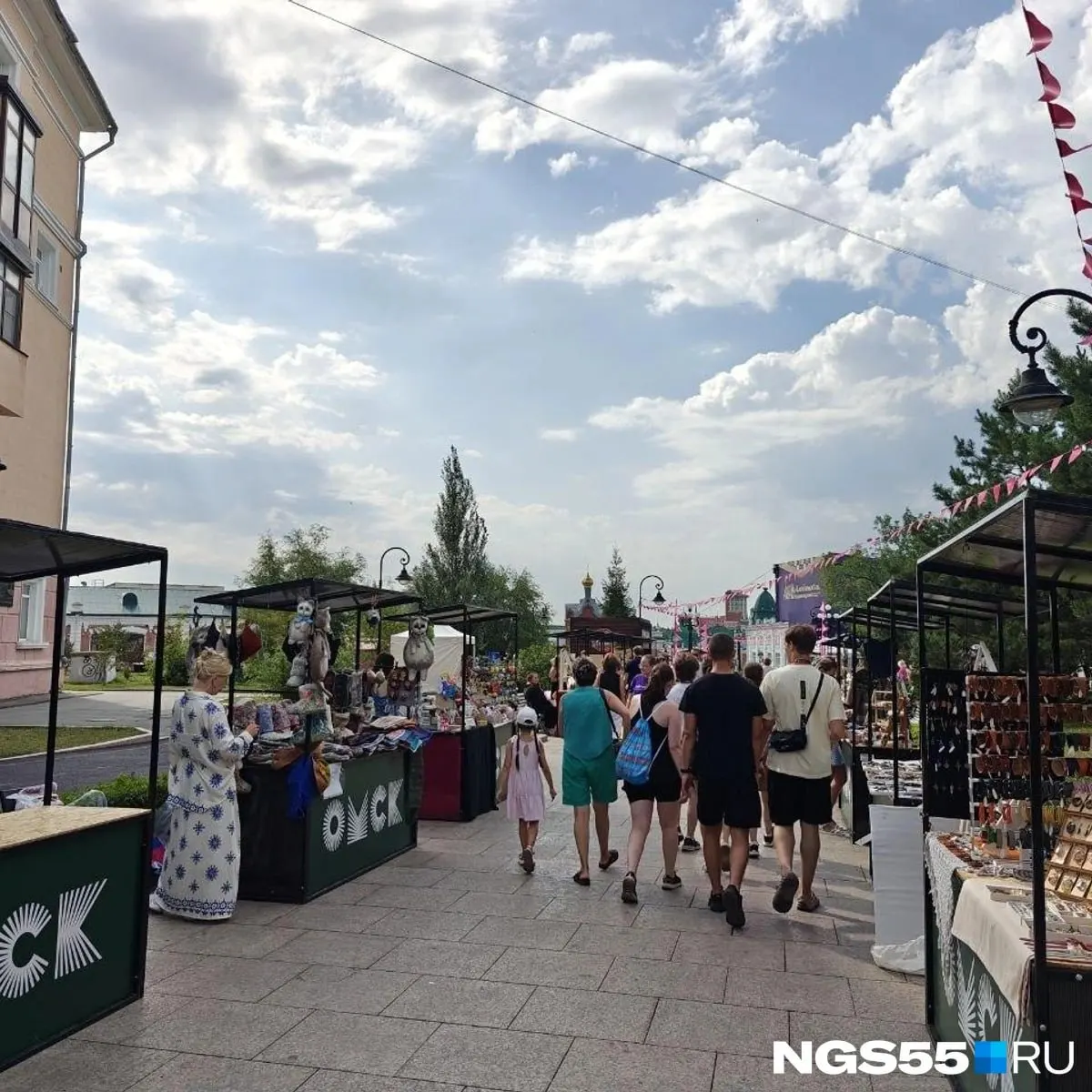 В сквере имени Дзержинского стартовала ярмарка народных промыслов: вязаные сумки, игрушки и необычные украшения — с ценами от нескольких сотен до нескольких тысяч рублей.