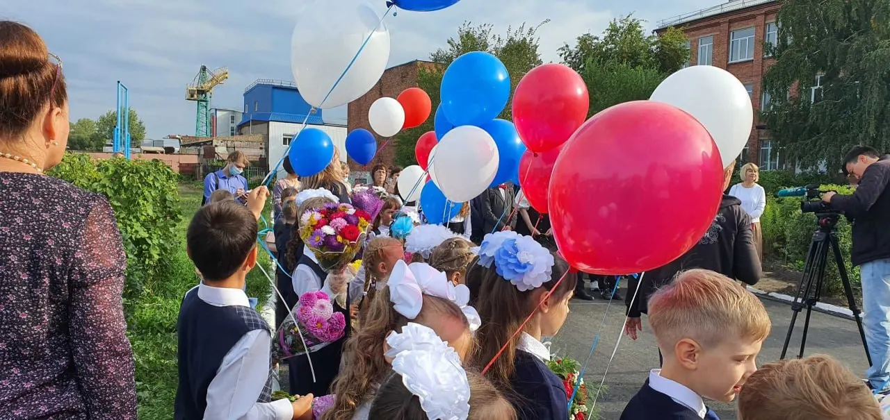 В Омске траты родителей на школьную подготовку за год выросли примерно на 10%: сейчас около 16 000 рублей, в то время как в других городах ситуация заметно дороже. За семь лет стоимость подготовки значительно возросла.