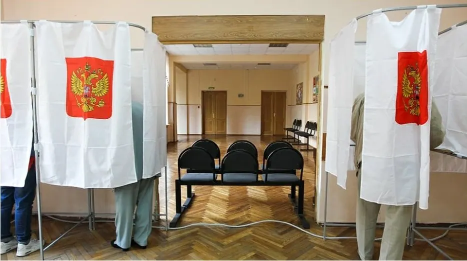 Руководство призывает наблюдателей действовать в рамках закона, фиксировать нарушения и передавать данные в штабы партий, при этом отмечая риски манипуляций на участках.
