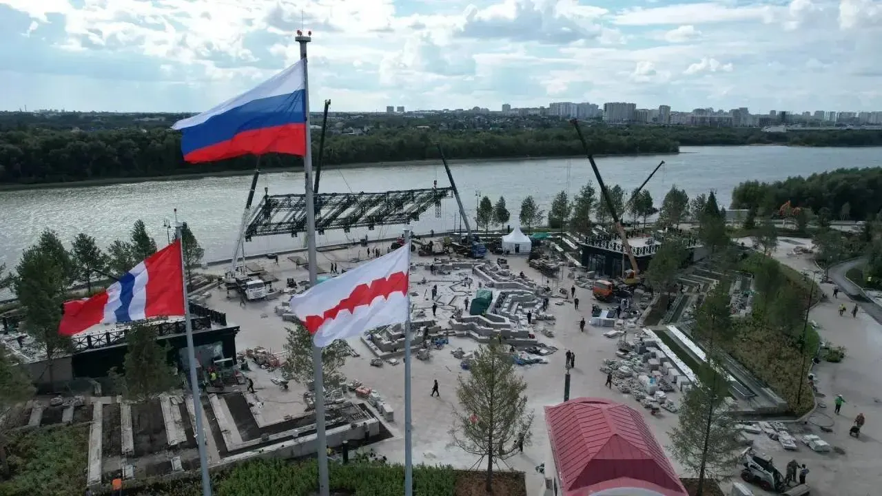 Омск подготовится к открытию пространства на берегу Иртыша у крепости; праздничная программа начнется на Соборной площади 28 августа в 20:30.