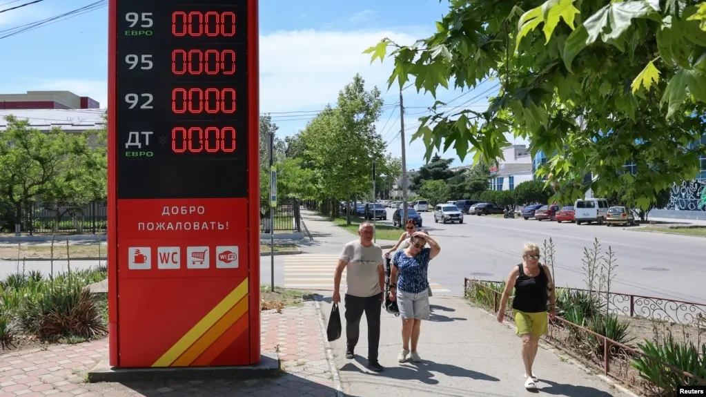 В Геленджике и соседних населённых пунктах наблюдается дефицит топлива: очереди на заправках, ограничение продаж и публикация списка работающих станций.