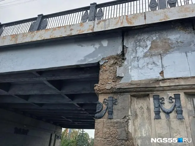 Обнаружены трещины над сухим пролетом мостового сооружения, причиной названо разрушение деформационного шва; мост остаётся пригодным для движения, ремонт запланирован на 2026 год, стоимость капремонта — не менее одного миллиарда рублей.