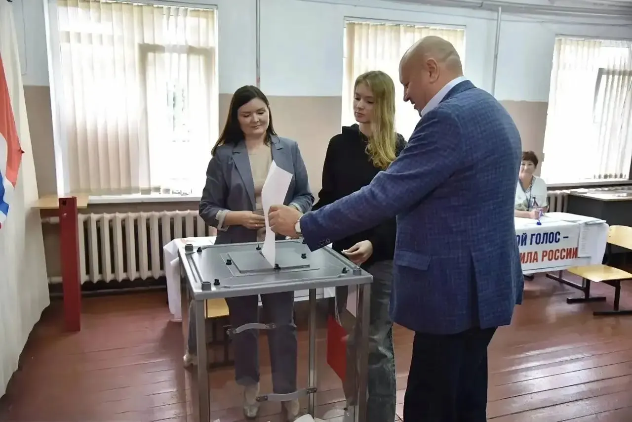 Глава города проголосовал вместе с супругой и дочерью на участке № 1355; участки работают сегодня и завтра до 20:00.