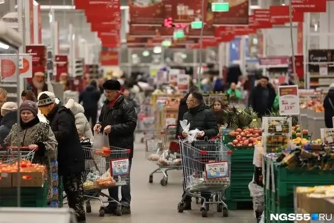 С начала сентября зафиксирован рост цен на ряд продуктов: гречка, пшено, хлеб, мука, соль, яйца и замороженная рыба. В то же время часть товаров подешевела: картофель, капуста, морковь, лук, молочные продукты и мясные изделия.