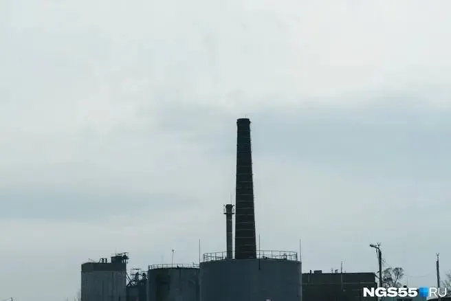 Мониторинг зафиксировал превышение концентрации хлорида водорода на четырех постах в Омске. Источник — Омский электромеханический завод; ситуация требует контроля и мер в области экологии.