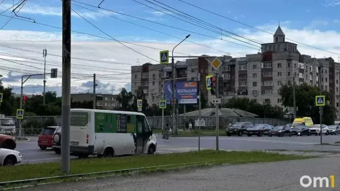 Пассажир избил водителя маршрутки из-за льготной карты «Омки»; пострадавшего госпитализировали, возбуждено уголовное дело.