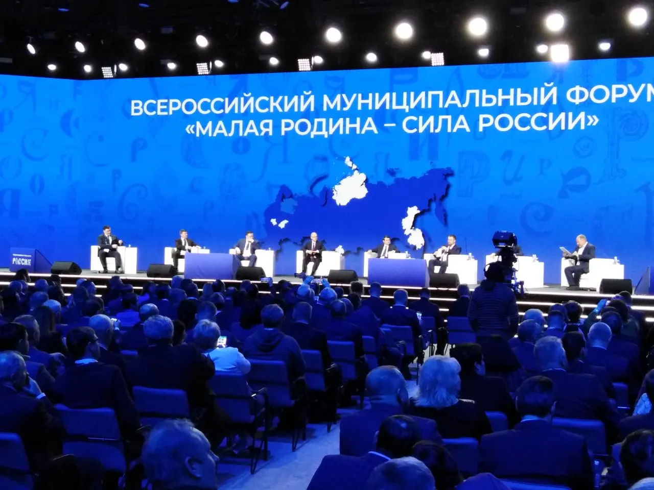 Указ предусматривает ежегодное проведение муниципального форума и церемонии награждения представителей муниципального сообщества; ответственным за организацию назначен Сергей Кириенко, организатор — Всероссийская ассоциация развития местного самоуправления.
