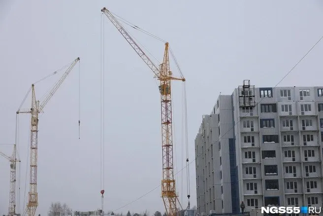 Новый игрок на рынке недвижимости Омска — ООО Специализированный Застройщик Хорошее Дело Омск, дочернее подразделение краснодарского застройщика. Компания строит жилые, общественные и промышленные здания; по итогам 2025 года доходы составили 2,4 млн руб., расходы — 23,1 млн, чистый убыток — 21 млн, баланс — 315 млн.