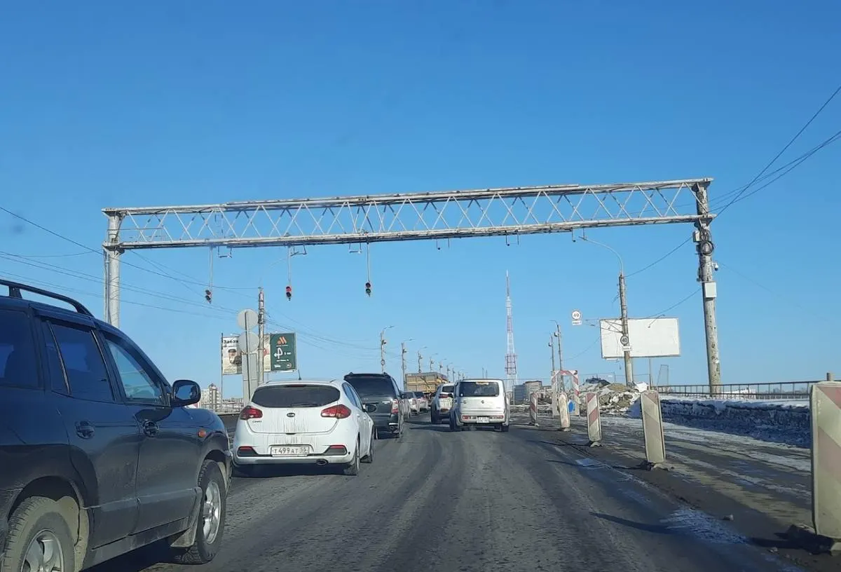 В Омске предъявлен иск к подрядчику ремонта моста у Телецентра на сумму около 300 млн рублей; дело связано с невыполнением обязательств по поставкам.