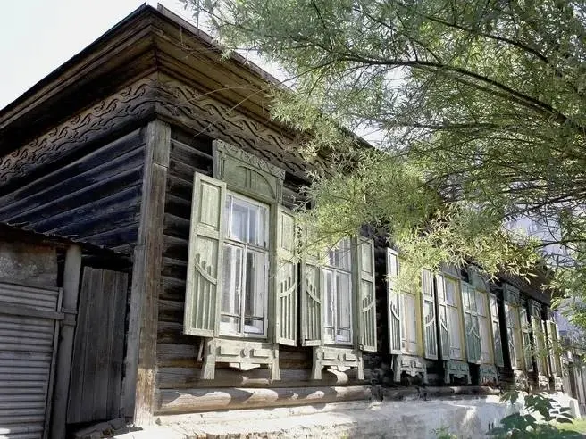 В Омске снесли дом на улице 1-я Северная, 29. Здание не было памятником, но представляло собой яркий образец деревянного модерна. Активисты пытались спасти построение, однако владельцы отреагировали не на призывы.
