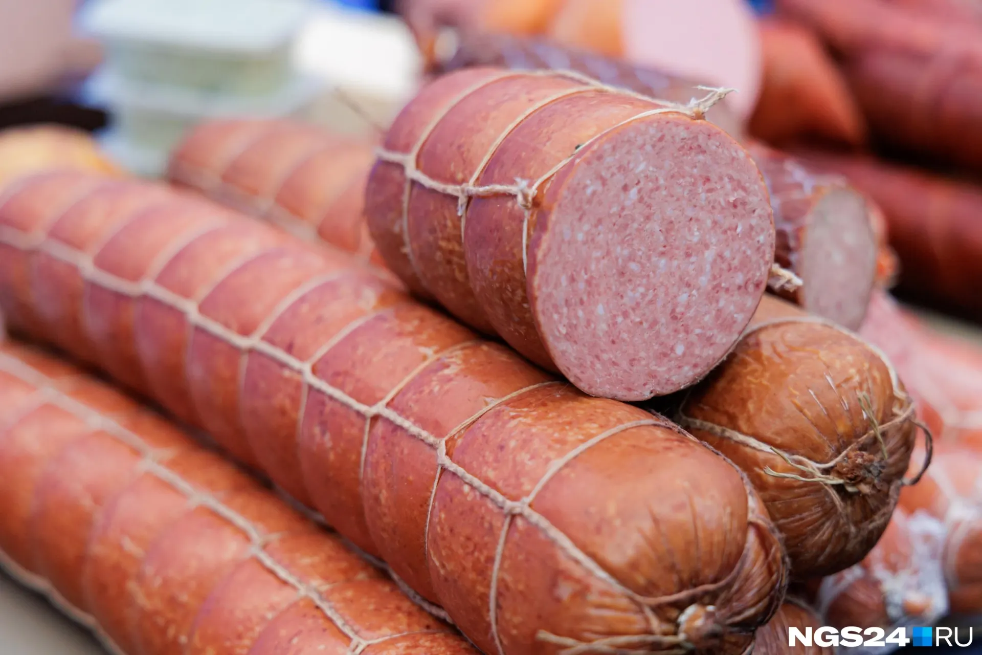 В перечень поставки вошли чипсы со вкусом краба, колбасные изделия, шоколад и газированные напитки; товары будут реализованы в 19 магазинах Омской и Томской областей.