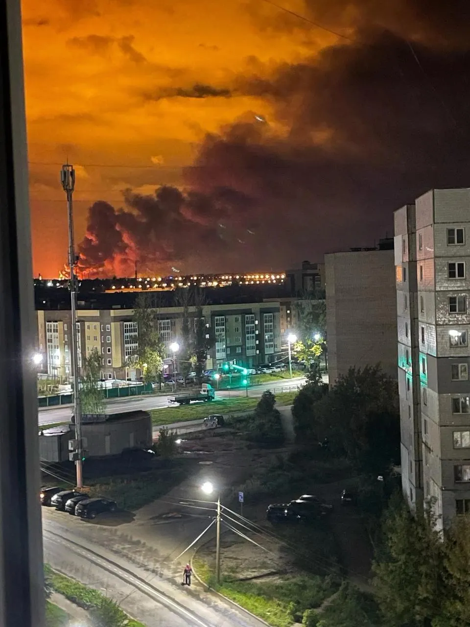 В ночь на неделю беспилотники атаковали Ярославскую и Ростовскую области, произошли повреждения на НПЗ и перебои со светом. Сообщения по регионам продолжаются.