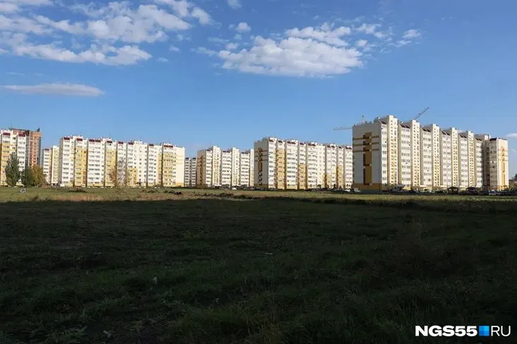 В Омске запланировано строительство самой крупной школы на 2100 мест в микрорайоне Амур-2. Проект оценивают более чем в 4 млрд рублей и рассчитывают на ориентировочно два года работ.