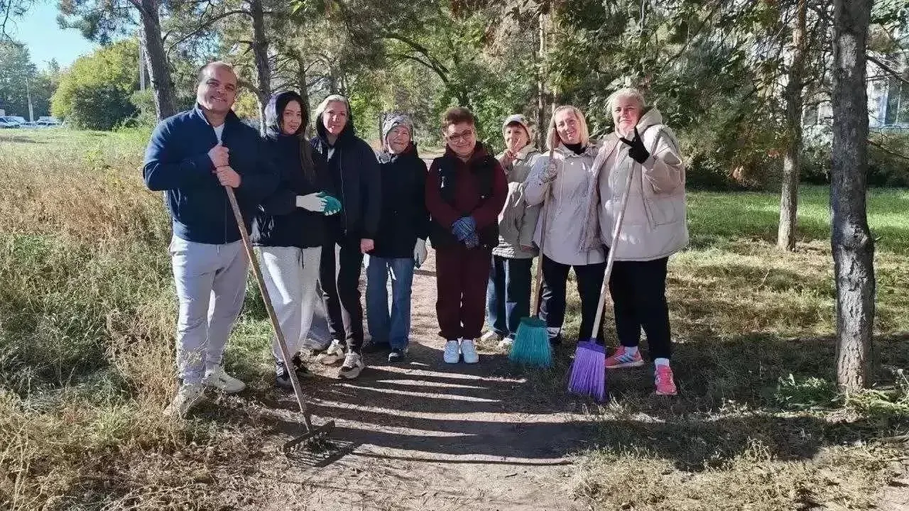 Почти 40 тысяч жителей Омска вышли на уборку города, задействованы 167 единиц техники. Общими усилиями собрано около 700 тысяч кубометров мусора и очищено 121 гектар газона; высажено 104 дерева и 97 кустарников.