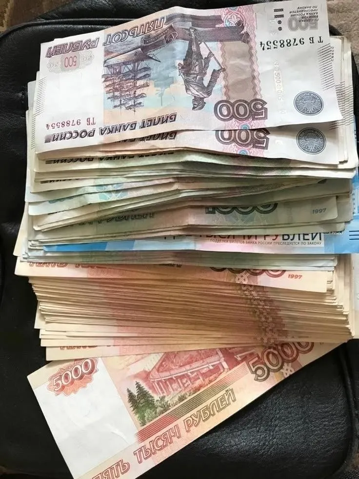 Депутаты предложили обязать выплаты годовой премии, которую называют 13-й зарплатой, для всех работающих россиян, начиная с работников бюджета.