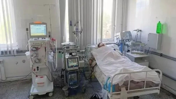 Пациентку доставили в критическом состоянии после ДТП; врачи подключили её к аппарату искусственного лёгкого, что позволило ей восстановиться и выписаться.