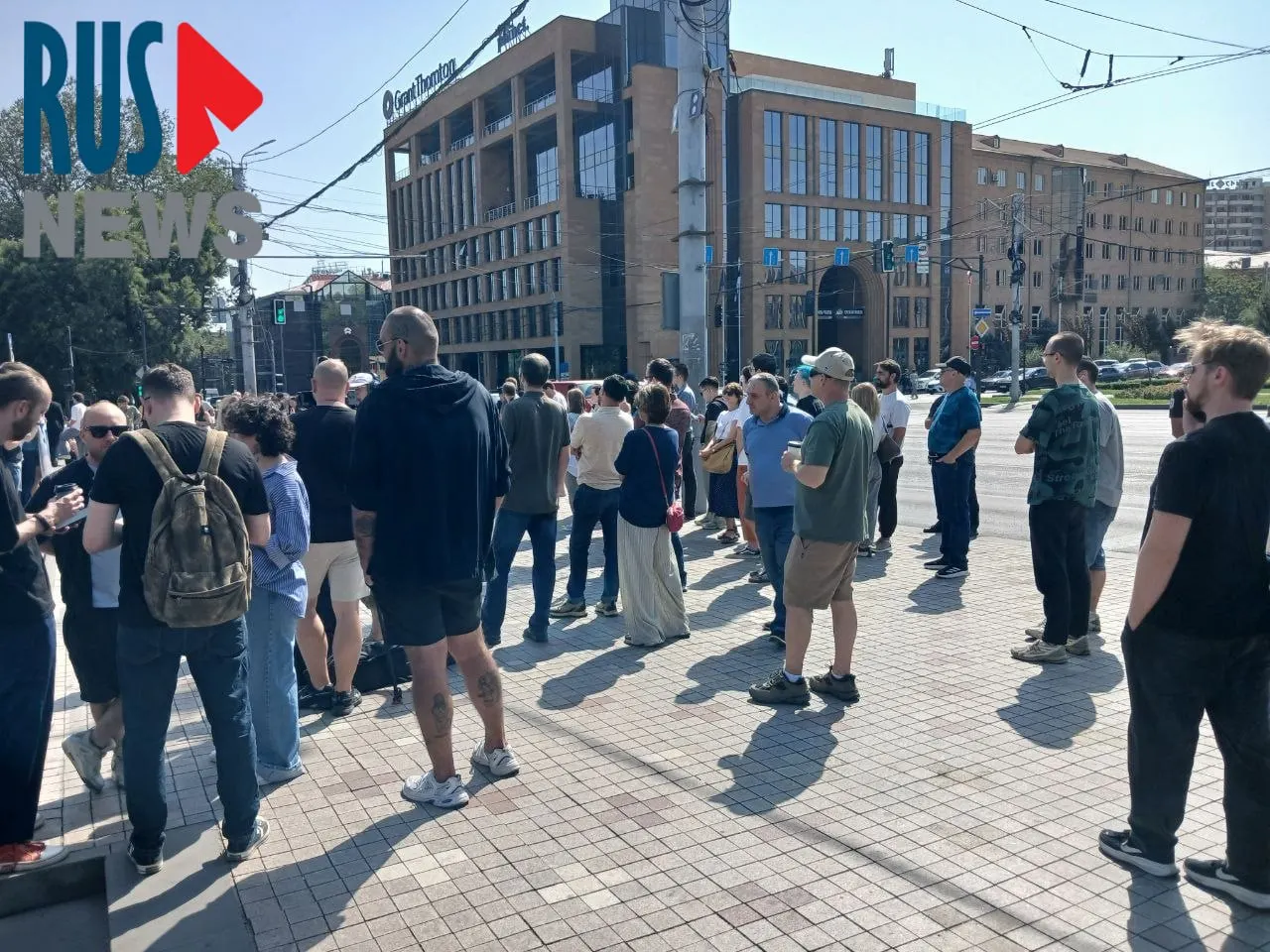 У посольства России в Ереване с 12:00 образовалась длинная очередь на голосование, рядом проходит митинг, участие в нём около ста человек.