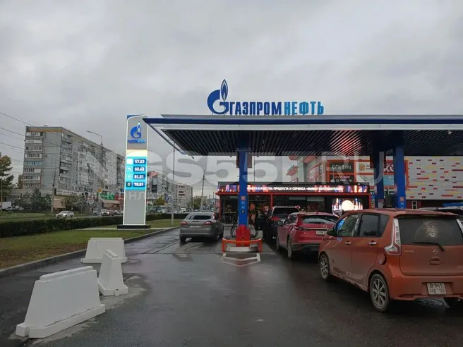 В Омске 8–9 октября на заправках наблюдался пик очередей, но к 9 октября ажиотаж спал. Машины заправлялись планово, цены остались без изменений.