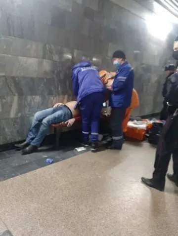 В социальных сетях распространился слух о якобы госпитализации мужчины на вокзале Омска из-за признаков опасной инфекции; официальные данные опровергли информацию.