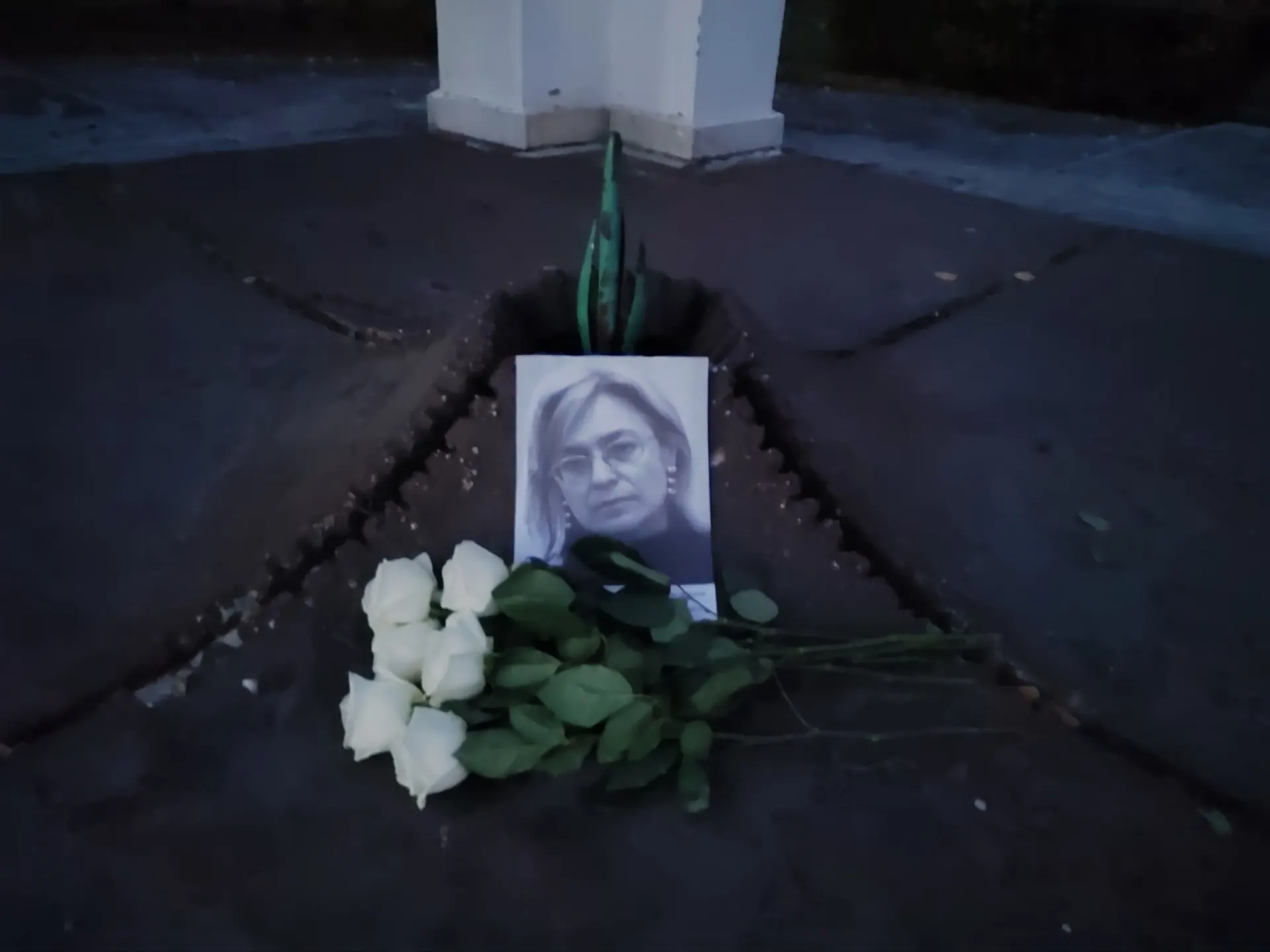 В Омске появился стихийный мемориал в память об Анне Политковской; рядом с ним появились цветы и портрет журналистки.