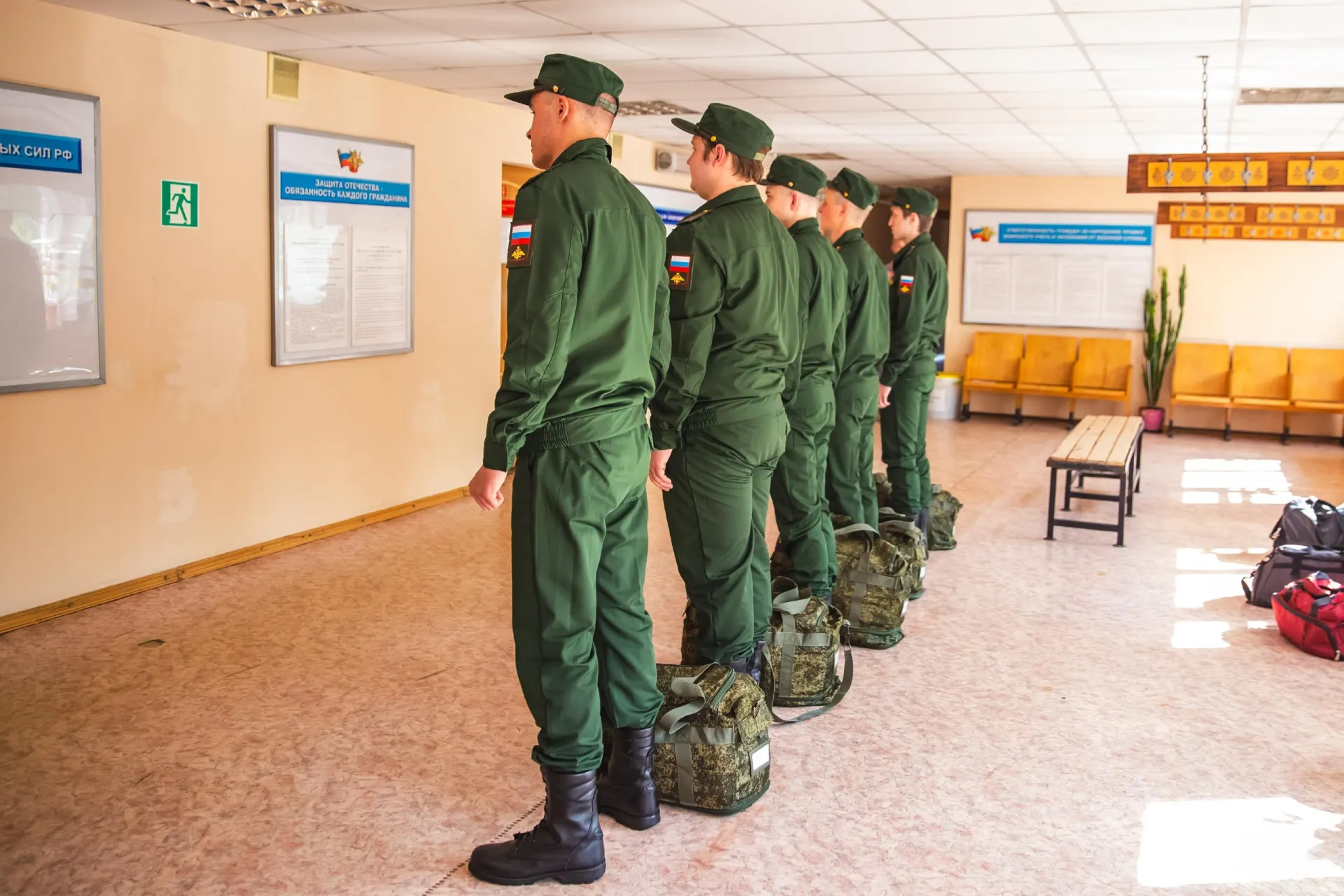 Разбираемся, кто может получить отсрочку без явки в военкомат и кого освободят от службы по новой процедуре призыва.