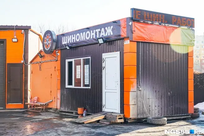 Из-за гололеда в Омске наблюдаются очереди в шиномонтажках. Цены на замену резины колеблются от 700 до 3550 рублей, сроки выполнения — ближайшее время.
