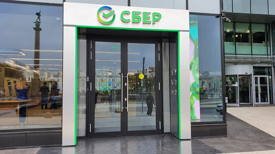 Банковский сектор сталкивается с ростом просроченной задолженности и реструктуризаций, что сдерживает экономический рост и усложняет положение компаний.