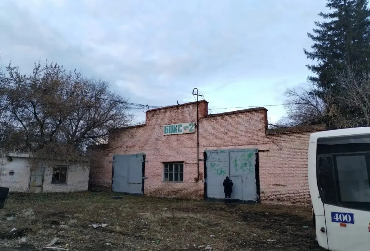 Имущественный комплекс включает сварочно‑кузовной цех, склады, зону технического обслуживания и участок земли площадью 1 гектар. Начальная цена — 40,79 млн рублей. Прием заявок продлится до 18 ноября 2026 года, торги состоятся 20 ноября.