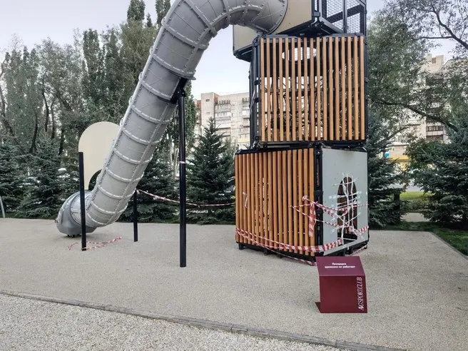 Высокую горку временно оградили лентой; власти обещают ремонт в течение месяца.