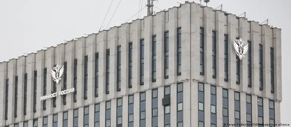 Решение вызвало тревогу в немецком меньшинстве и может повлиять на культурные проекты и международное сотрудничество в России.