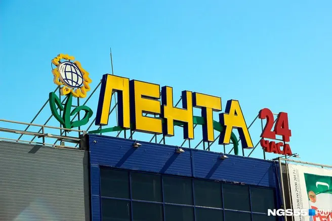 Проверка выявила продажу просроченной продукции и отсутствие маркировки; магазину вынесли предостережение.