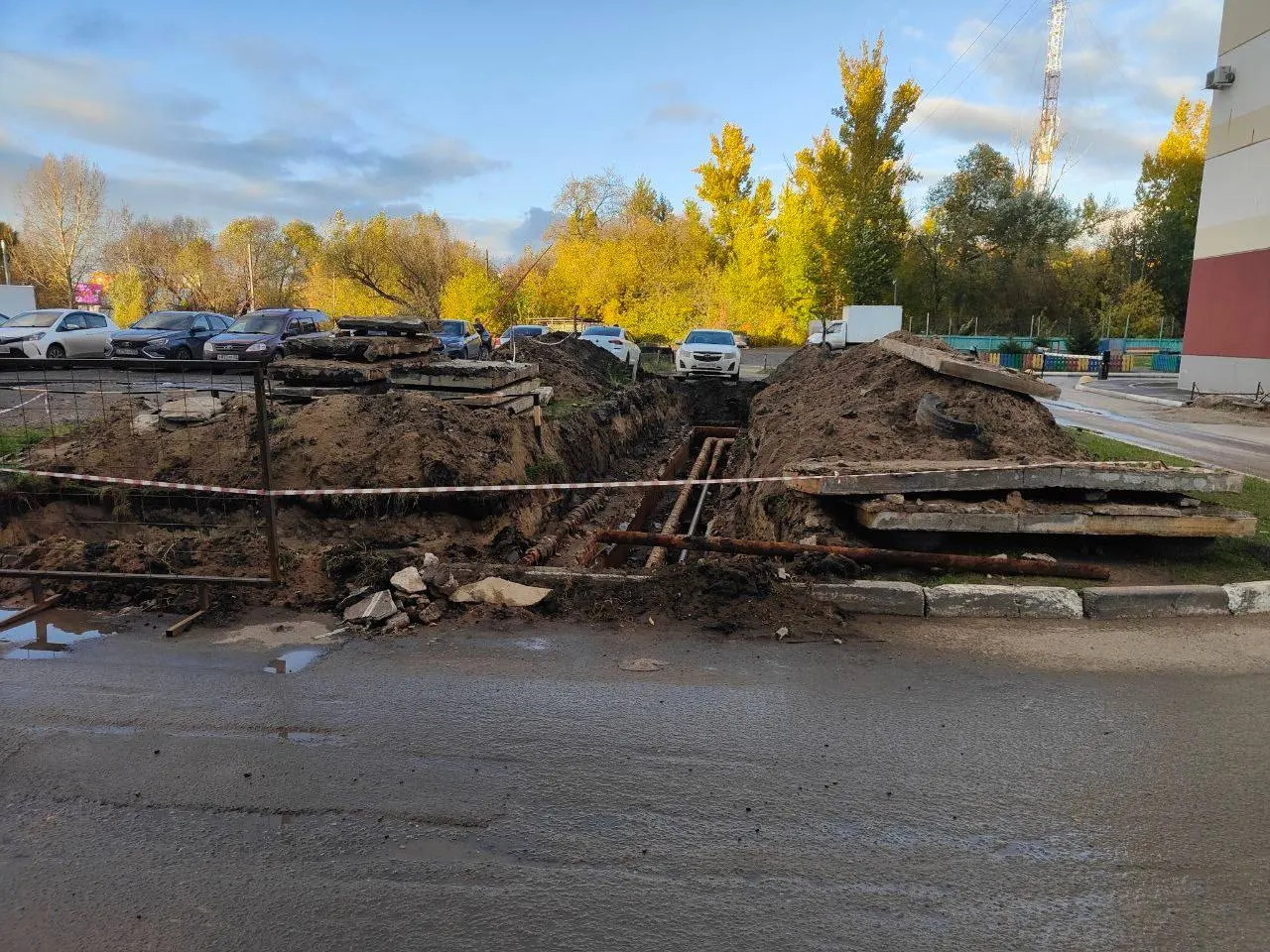 Два месяца жители Омска остаются без горячей воды и отопления из-за ремонтных работ на проспекте Королева; устранение проблемы затягивается, а дорогу разрывают.