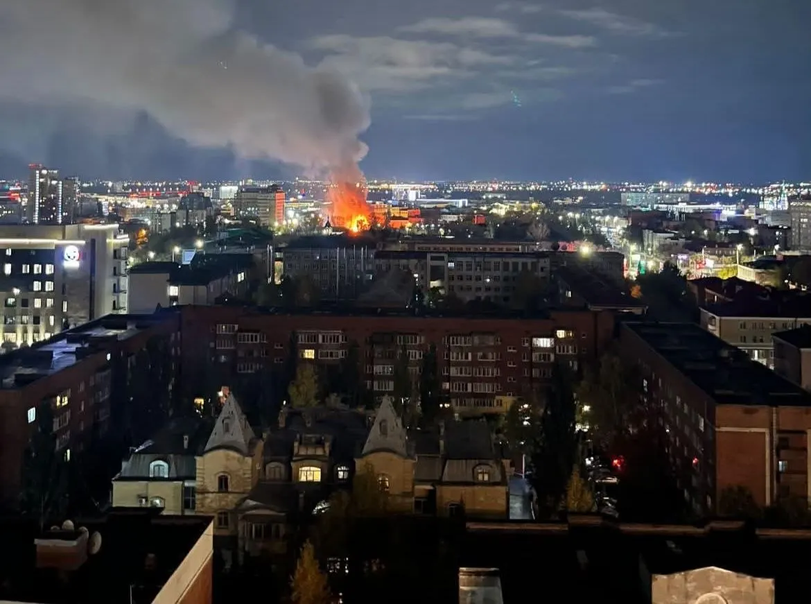 Пожар в пустующем доме за зданием городской администрации в Омске потушен; площадь пожара 520 кв. м, пострадавших нет, причина устанавливается.