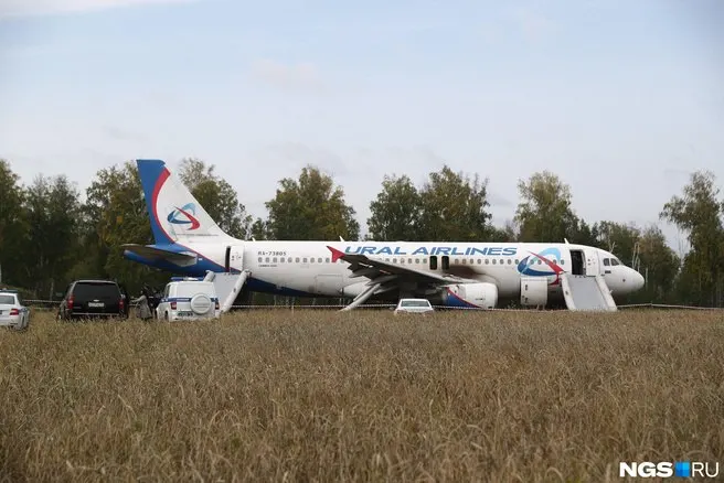 Пилота, посадившего самолет по маршруту Сочи — Омск в пшеничном поле, требуют возместить 127 миллионов рублей; расследование продолжается.