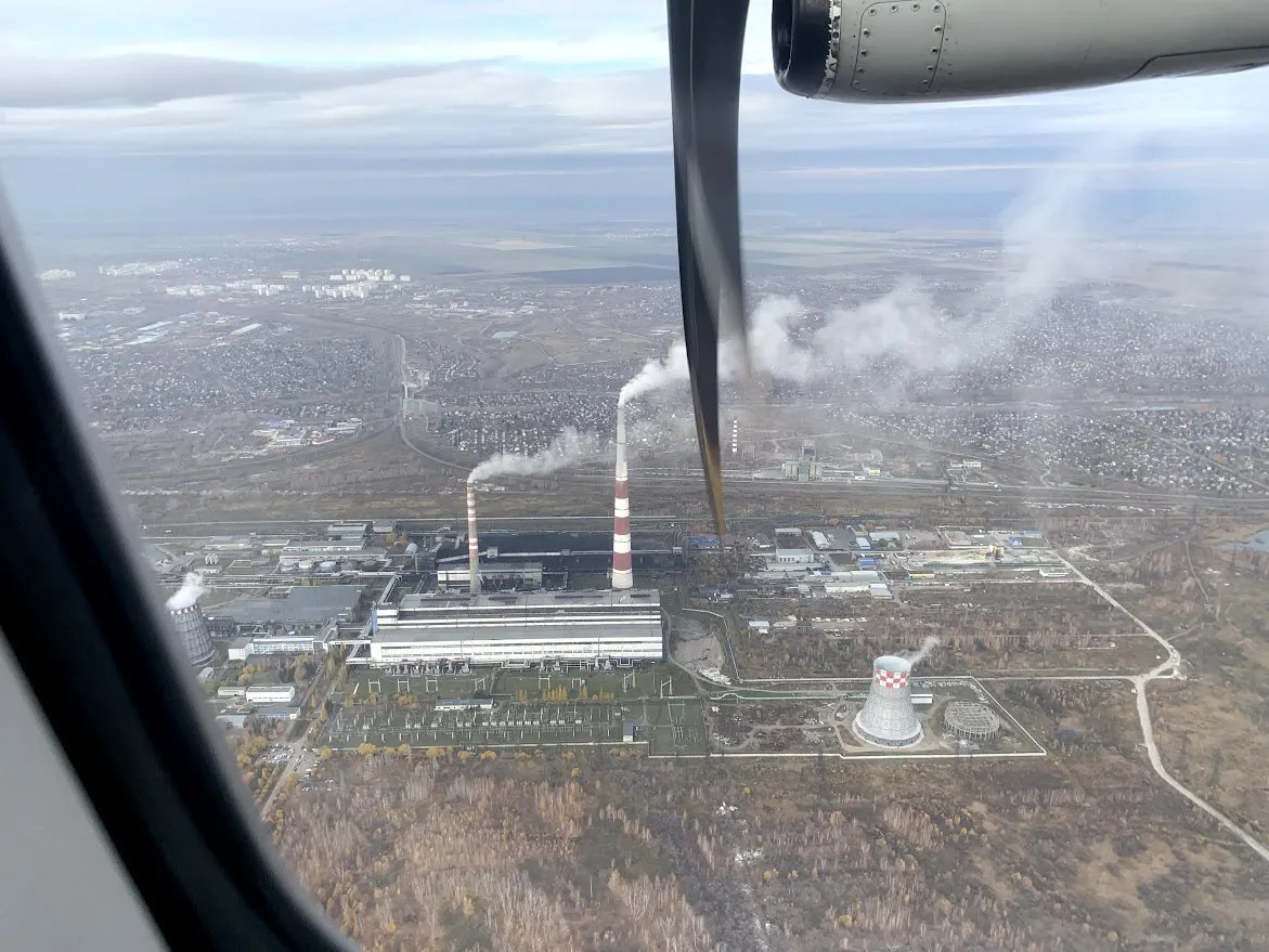 Город Омск снова фиксирует высокий уровень загрязнения воздуха; данные за сентябрь охватывают все округа.
